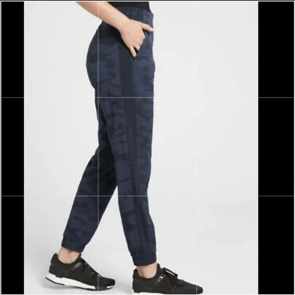 Athleta brooklyn camo jogger hotsell